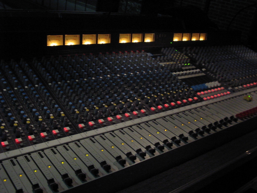 Presso la nostra sede mettiamo a disposizione sale e postazioni di lavoro per tutta la fase di post/produzione